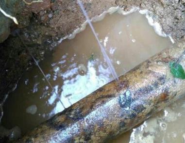 浑江楼顶渗水维修公司分享下地暖漏水的原因及检测方法。